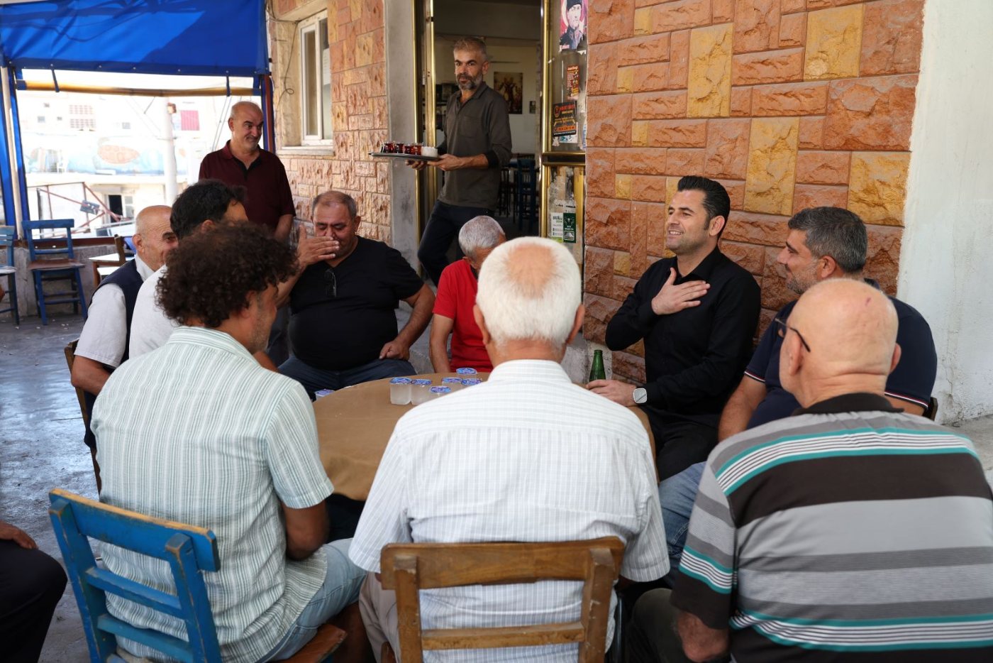Karış Karış Geziyor