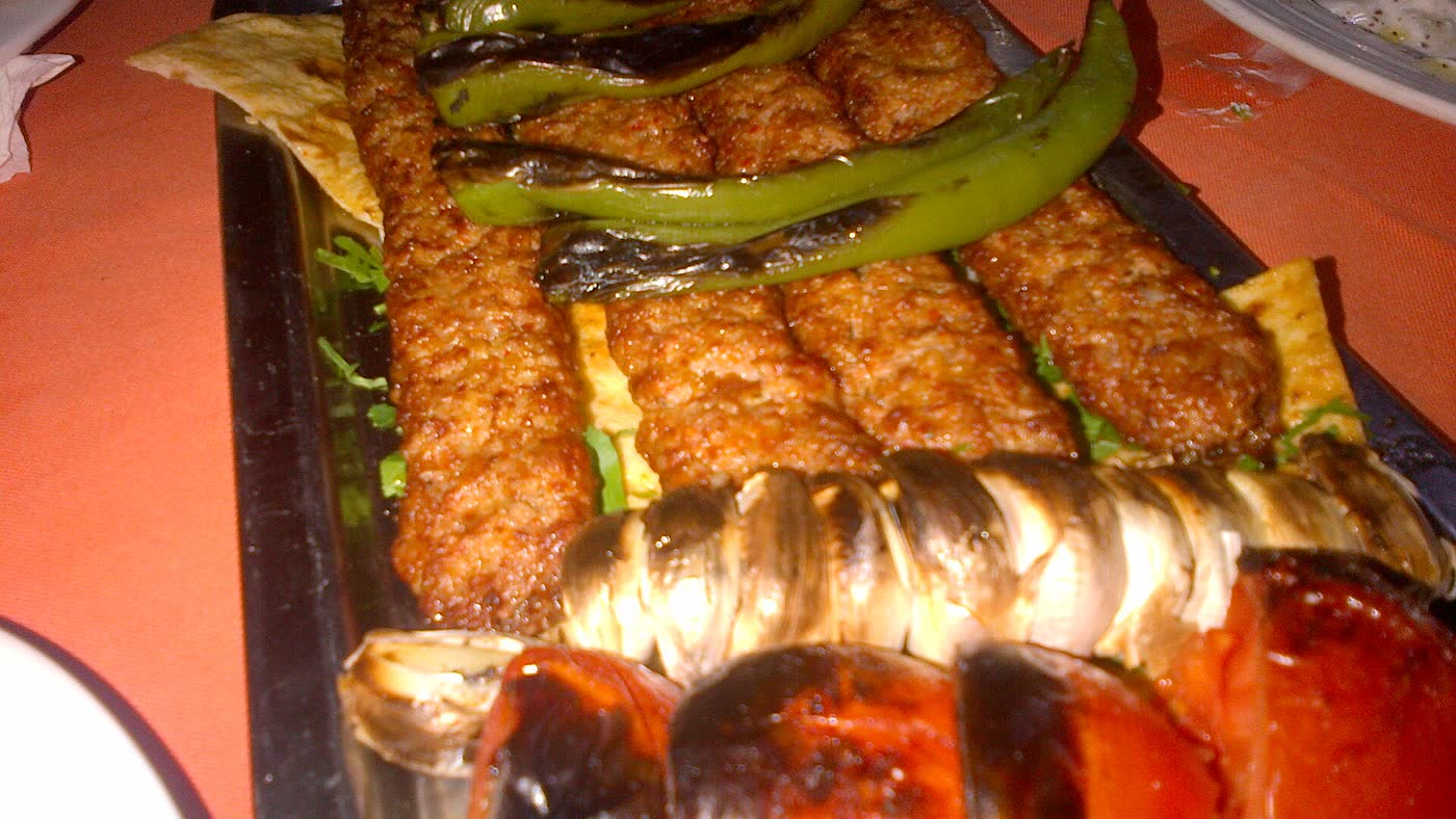 Tabakta servis edilen Adana kebabı