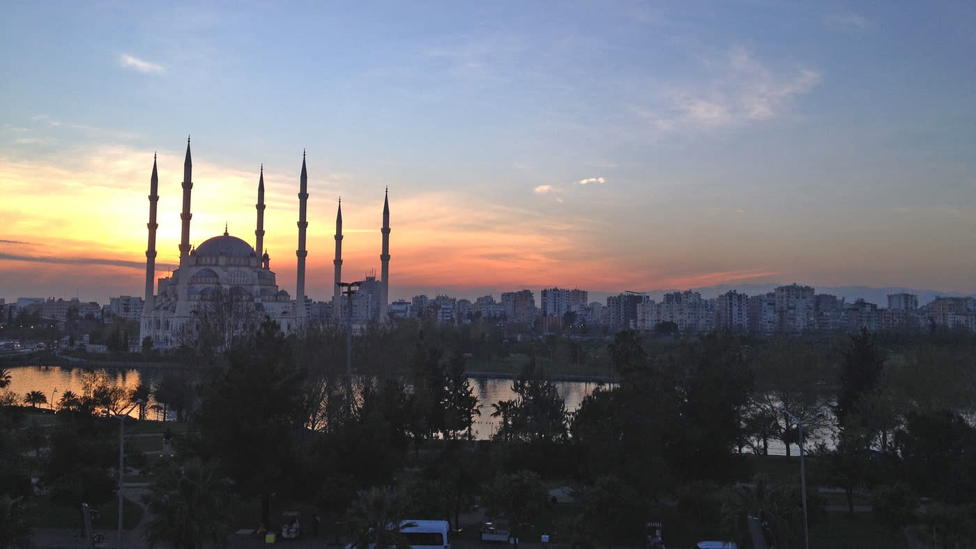Adana kent siluetinde Sabancı Merkez Camii