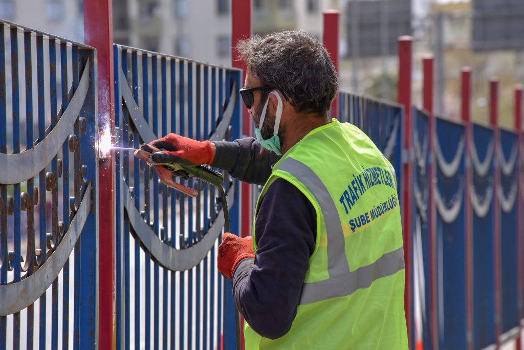 Büyükşehir Yaya Güvenliği için Korkuluklar Yapıyor