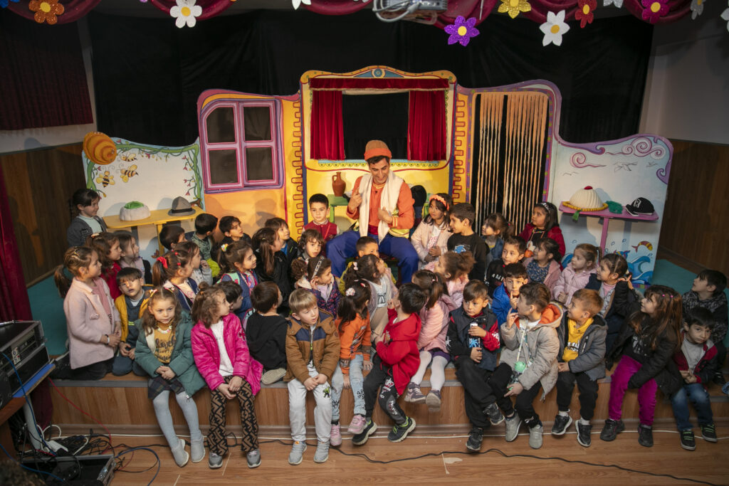 Mersin Şehir Tiyatrosu Çocuklar İçin Sahne Aldı