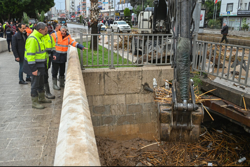 Büyükşehir Ve Meski Ekipleri Yağışlar Boyunca Sahada