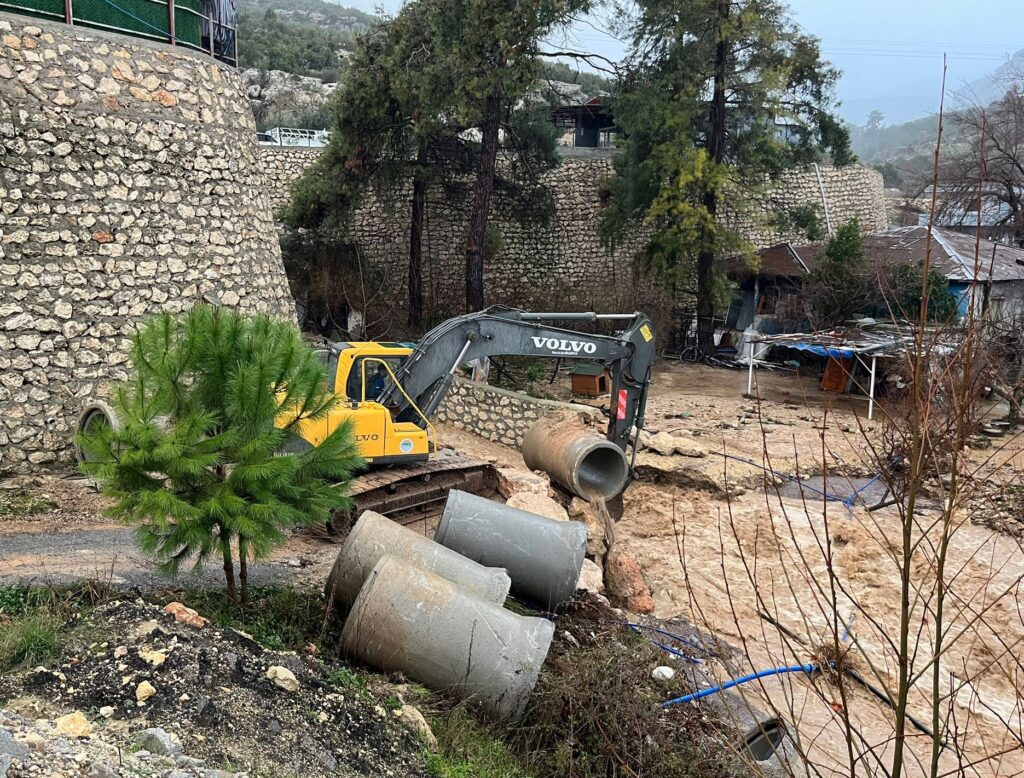 Toroslar Belediyesi Yağışlara Müdalele İçin Tam Kadro Sahada